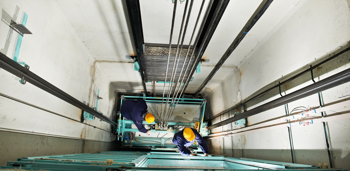 Manutenção em caixa de corrida de elevador
